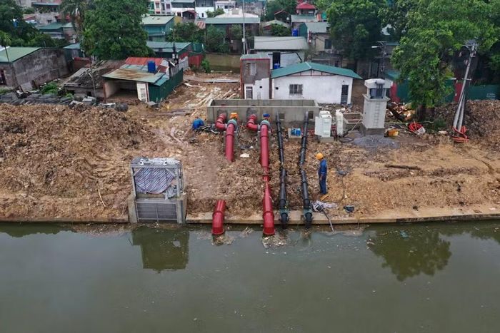 Theo cơ chế hoạt động, nước từ hồ sẽ được tiêu thoát ra sông Nhuệ khi mực nước thấp hoặc bơm qua Trạm bơm Đồng Bông 1-2 khi mực nước sông dâng cao