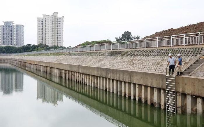 Công trình được thiết kế mực nước sâu 4m, hệ thống bờ kè bao quanh dài 2,5km cùng cống điều tiết 3x3m kết nối linh hoạt với kênh La Khê