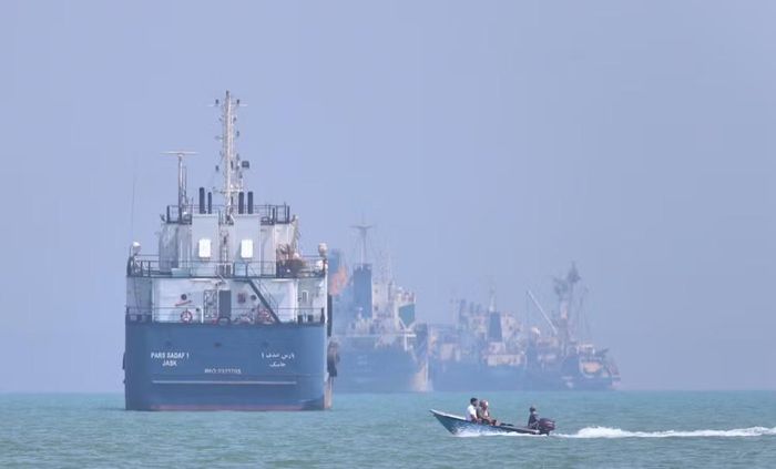 Theo nguồn tin này, các tàu vào Vịnh Ba Tư sẽ đi trong vùng lãnh hải Iran, còn tàu rời khỏi khu vực sẽ di chuyển qua vùng lãnh hải Oman. Channel 12 cũng cho biết Qatar vẫn đang tiếp tục nỗ lực thuyết phục Vệ binh Cách mạng Hồi giáo Iran chấp thuận thỏa thuận.