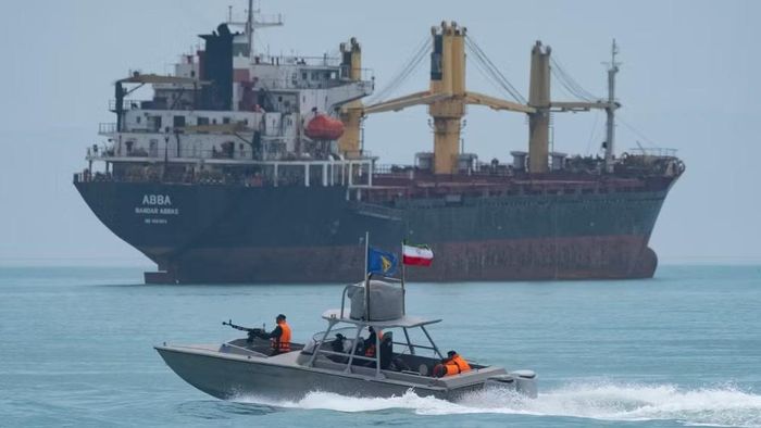 Trang KayhanOnline nhận định ông Trump đã lùi bước sau nhiều ngày liên tục đưa ra những tuyên bố cứng rắn nhằm vào Iran. Hãng thông tấn Mehr cũng cho rằng nhà lãnh đạo Mỹ đang cố thể hiện quyết định rút lui như một hành động thiện chí.