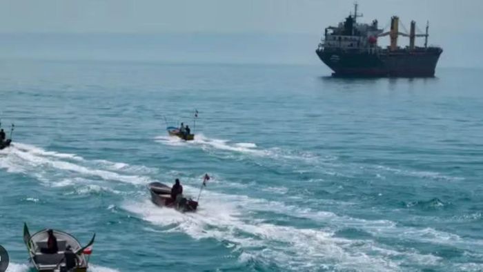 Trong khi đó, truyền thông Iran đồng loạt bác bỏ thông tin Tehran đề nghị Mỹ dừng tấn công và cho rằng chính Washington mới là bên phải xuống thang.
