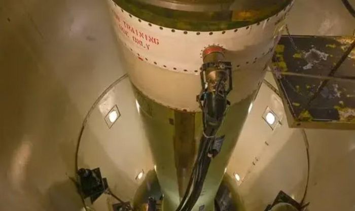 Tuy nhiên, tên lửa đạn đạo xuyên lục địa LGM-35A Sentinel cũng là một trong những chương trình quốc phòng gây nhiều tranh luận nhất của Mỹ. Chi phí phát triển và xây dựng đã tăng mạnh so với dự toán ban đầu, khiến Bộ Quốc phòng Mỹ nhiều lần phải rà soát tiến độ và điều chỉnh kế hoạch triển khai.