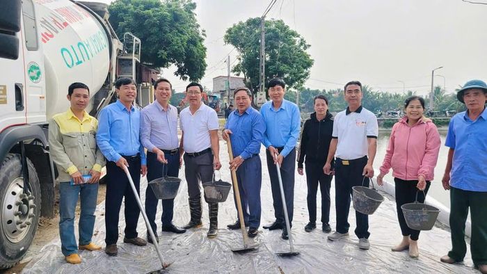 Lãnh đạo MTTQ Việt Nam xã Thanh Miện, TP Hải Phòng chia sẻ niềm vui chung với bà con khi những con đường mới khang trang, rộng rãi hơn. Ảnh: Đỗ Khuê .