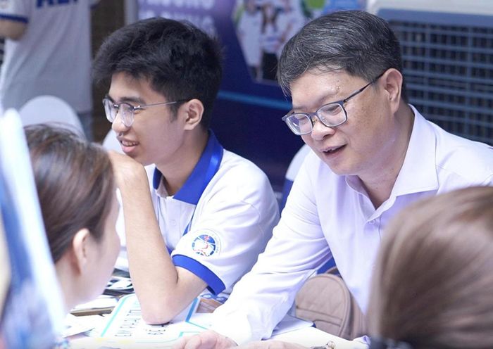 Đại diện trường đại học tư vấn tuyển sinh cho thí sinh.