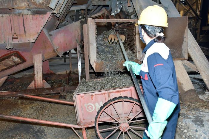 Công nhân đang khai thác xỉ dưới lò.
