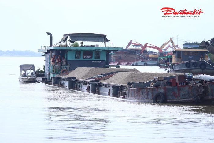 Toàn bộ các bến thủy nội địa, bến bãi tập kết vật liệu xây dựng, công trình vượt sông, khu vực trọng điểm về trật tự, an toàn giao thông cùng các điểm có nguy cơ phát sinh vi phạm trên tuyến đều đã được số hóa và hiển thị trên bản đồ với tọa độ chính xác. Hệ thống cho phép cán bộ, chiến sĩ tra cứu nhanh thông tin, xác định vị trí, theo dõi biến động của từng bến bãi và phục vụ hiệu quả công tác tuần tra, kiểm soát.