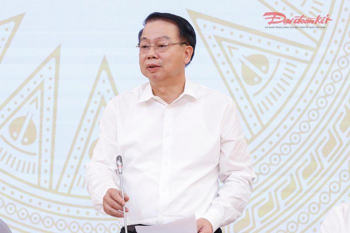 Thứ trưởng Nguyễn Đức Chi trao đổi thông tin tại họp báo - Ảnh: Quang Vinh