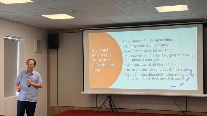 TS.BS Nguyễn Hoàng Phúc, Phó Giám đốc Trung tâm Điều phối Quốc gia về ghép bộ phận cơ thể người phát biểu tại hội thảo