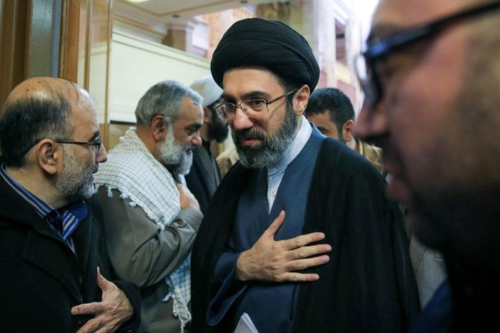 Lãnh tụ Tối cao Iran, ông Mojtaba Khamenei tham dự một cuộc họp ở Tehran, Iran vào năm 2016. Ảnh: Reuters.