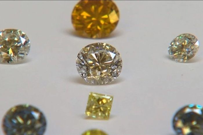 Kim cương nhân tạo (lab-grown diamond) được tạo ra trong phòng thí nghiệm bằng cách tái tạo môi trường hình thành kim cương tự nhiên. Ảnh: Reuters.