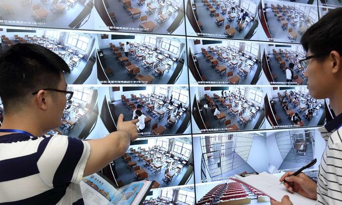 Cơ quan chức năng giám sát thí sinh thông qua camera. Ảnh: The Guardian.
