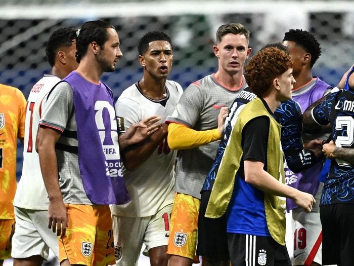  Bellingham xô xát với Barco sau trận bán kết giữa Anh và Argentina hôm 16/7. Ảnh: Reuters.