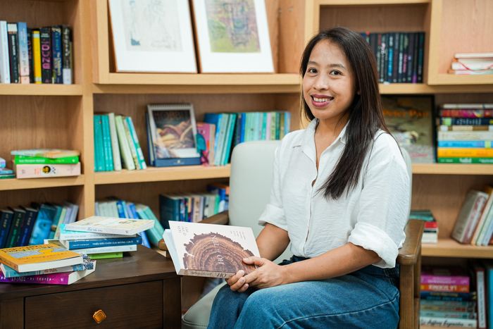 Ngoài những trang bản thảo, công việc của một biên tập viên năng động hơn nhiều người vẫn nghĩ. "Được gặp gỡ nhiều tác giả, bước vào nhiều thế giới khác nhau khiến công việc của tôi luôn mới mẻ", chị Thủy cho biết.