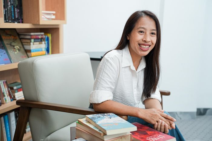 “Tôi thích cảm giác được là một người điều phối dự án, đứng sau cánh gà nhìn tác giả và đứa con tinh thần của họ tỏa sáng. Những lúc ấy cảm giác công việc của mình rất giàu ý nghĩa”, chị Diệu Thủy chia sẻ.