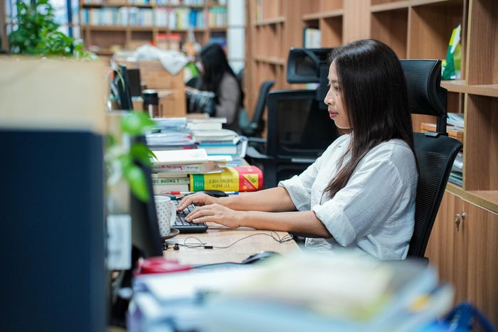 Đã làm công việc biên tập khoảng 20 năm, trong đó gắn bó tại công ty sách Nhã Nam suốt 16 năm, mỗi ngày, chị Nguyễn Hoàng Diệu Thủy lại đến văn phòng trên phố Chùa Láng (Hà Nội), bắt đầu một ngày làm việc cùng những trang bản thảo.