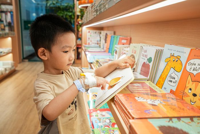 Nhìn thấy một cuốn sách mình từng đồng hành xuất hiện trên giá sách, rồi được độc giả đón nhận là một niềm vui lớn của người làm nghề biên tập.
