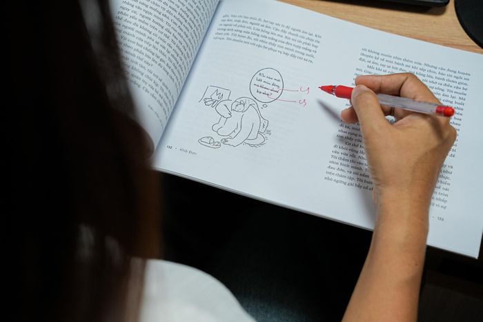 Hình ảnh những xấp bản thảo có dấu mực đỏ có lẽ là một trong những khuôn hình quen thuộc nhất về nghề biên tập. Nhưng theo chị Thủy, ngày nay phần lớn công việc diễn ra trên máy tính; bản thảo thường chỉ được in sau khi dàn trang để đọc duyệt lần cuối.