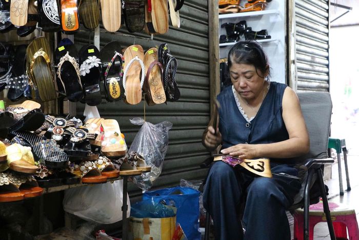 Ở tuổi 60, bà Hồng Hà cho biết vẫn yêu thích việc đóng guốc như thời còn đôi mươi, lúc mới vào nghề.
