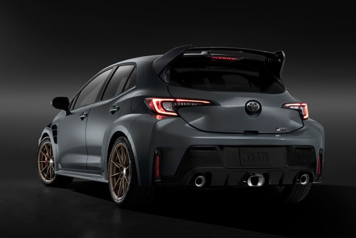  Tên gọi GRMN của chiếc xe đến từ cụm từ "GR" - Gazoo Racing, bộ phận xe hiệu suất cao và đua xe của Toyota và "MN" - Meister of Nürburgring, nghĩa là "Bậc thầy của Nurburgring" - vốn là sự tri ân dành cho tay đua huyền thoại Hiromu Naruse. 