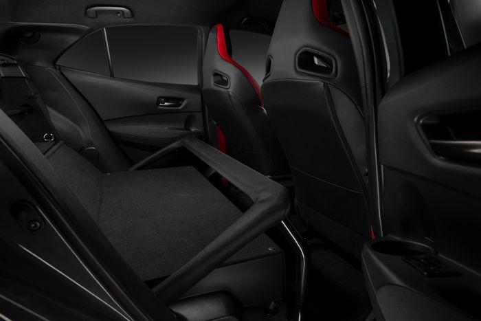  Toyota đã loại bỏ hàng ghế sau trên GRMN Corolla nhằm giảm khối lượng xe 30 kg, qua đó cải thiện tỷ lệ công suất/trọng lượng và tối ưu hiệu suất vận hành trên đường đua. 