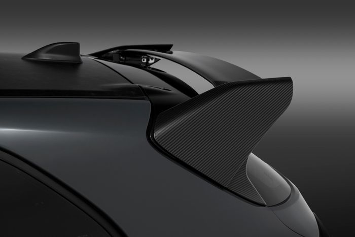  Cánh gió sau cỡ lớn được làm từ sợi carbon, đồng thời có thể điều chỉnh 5 cấp giúp tăng lực ép xuống mặt đường, góp phần cải thiện độ ổn định khi vận hành ở tốc độ cao. 