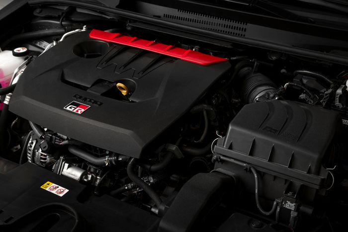  Toyota GRMN Corolla vẫn được trang bị động cơ 3 xy-lanh tăng áp dung tích 1.6L, sản sinh công suất tối đa 305 mã lực, tuy nhiên mô-men xoắn cực đại nâng lên mức 415 Nm. 