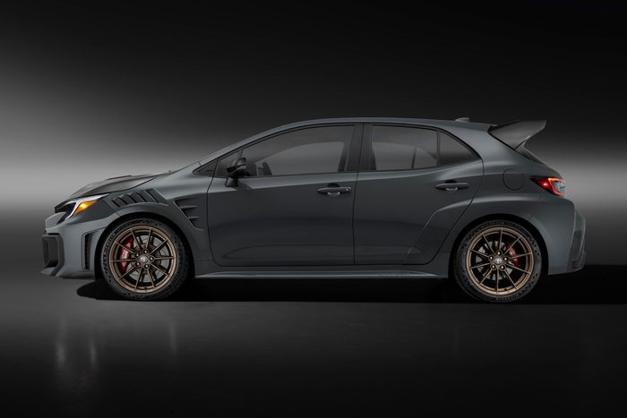 Mẫu "hot hatch" này có kích thước tổng thể 4.410 x 1.850 x 1.475 mm, chiều dài trục cơ sở đạt mức 2.640 mm. Xe chỉ có 2 màu ngoại thất là Zero Gravity và Gravel. 