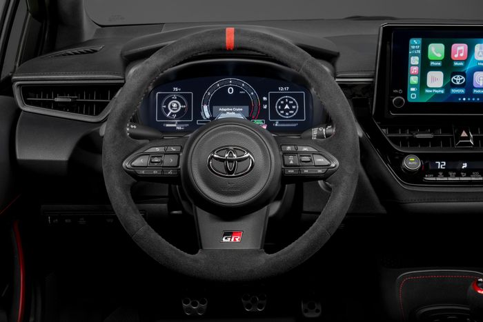  Bên cạnh vô lăng thể thao GR bọc Alcantara, hệ thống lái trợ lực điện (EPS) được tinh chỉnh riêng để duy trì mức trợ lực phù hợp ngay cả khi xe vào cua dưới lực gia tốc lớn. 