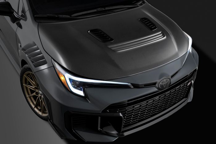  Về ngoại hình, Toyota GRMN Corolla mang thiết kế ngoại thất khí động học hầm hố, thừa hưởng công nghệ từ chiếc GR Corolla đua tại giải Super Taikyu. 