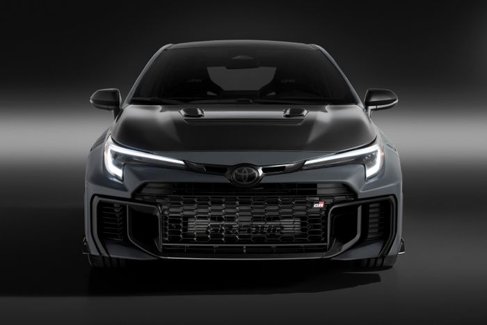  Dựa trên bản facelift của GR Corolla vào năm 2024, Toyota GRMN Corolla sở hữu 2 hốc gió cỡ lớn tại cản trước, kết hợp nhiều phụ kiện mới từ Gazoo Racing. 