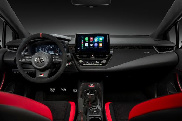  Nội thất của Toyota GRMN Corolla được trang bị bảng đồng hồ kỹ thuật số 12,3 inch, màn hình giải trí cảm ứng 8 inch hỗ trợ Apple CarPlay và Android Auto không dây. 