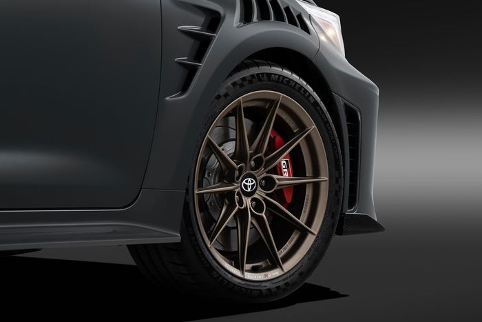  Xe được trang bị mâm hợp kim nhẹ kích thước 18 inch, lốp Michelin Pilot Sport Cup 2 cùng hệ thống phanh hiệu suất cao, hướng đến khả năng bám đường khi trên đường đua. 