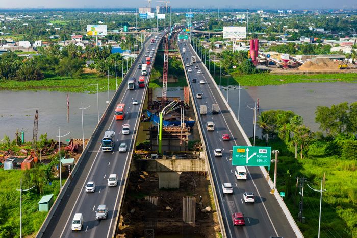  Sau gần 8 tháng kể từ ngày khởi công, trên toàn tuyến đang ghi nhận không khí thi công khẩn trương tại nhiều vị trí trọng điểm. Trong ảnh là các trụ cầu đã thành hình đoạn đi qua sông Vàm Cỏ Đông, tỉnh Tây Ninh. 