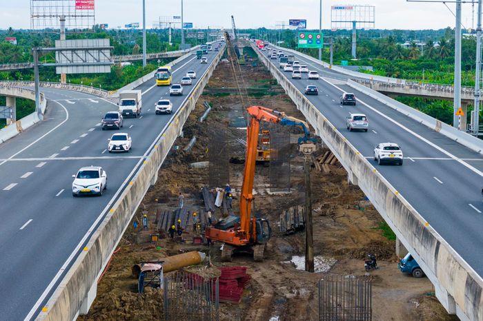  Dự án được đầu tư theo hình thức BOT, do liên danh Tập đoàn Đèo Cả, Công ty Đầu tư Hạ tầng Kỹ thuật TP.HCM (CII), Tasco và Hoàng Long thực hiện, không dùng ngân sách. Công trình dự kiến hoàn thành năm 2028, thời gian thu phí hoàn vốn 17 năm 3 tháng. 