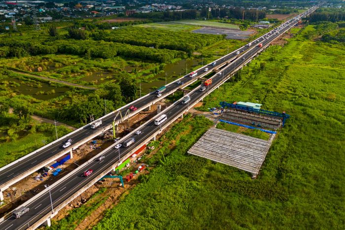  Theo cập nhật gần nhất đến tháng 6, dự án còn khoảng 117 ha mặt bằng chưa được giải phóng, trong đó hơn 20 ha ảnh hưởng trực tiếp đến thi công tuyến chính, gồm TP.HCM 6,3 ha, Tây Ninh 10,6 ha và Đồng Tháp 3,7 ha. 