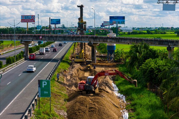  Trong đó có 131 máy đào, 35 máy ủi, 35 lu, 65 xe vận chuyển, 2 xe tưới nước, 15 xe cẩu, 35 dây chuyền CDM, 34 dây chuyền CKN &amp; 54 máy móc thiết bị phụ trợ khác. 