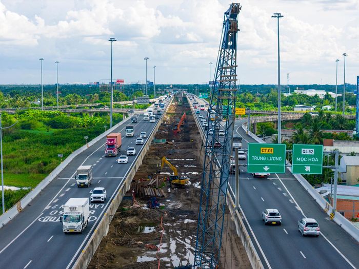  Đây là một trong các dự án giao thông trọng điểm quốc gia, được ưu tiên tối đa về nguồn vật liệu. Khi hoàn thành, tuyến cao tốc được kỳ vọng tăng năng lực kết nối giữa TP.HCM và Đồng bằng sông Cửu Long, giảm áp lực giao thông trên Quốc lộ 1, thúc đẩy phát triển kinh tế - xã hội vùng kinh tế trọng điểm phía Nam. 