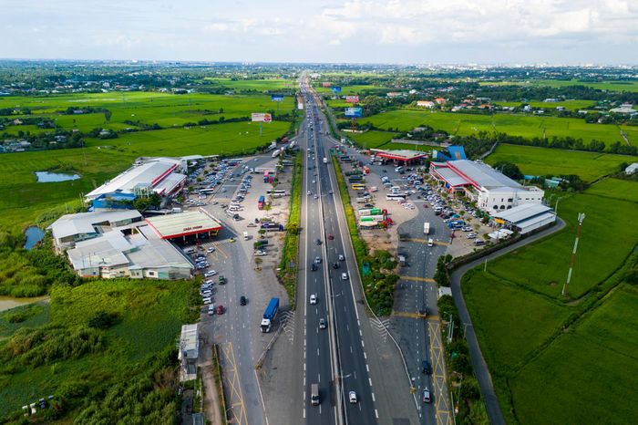  Sau khi hoàn thành mở rộng, tuyến cao tốc có 6-8 làn xe cùng hai làn dừng khẩn cấp. Trong đó, đoạn TP.HCM - Trung Lương được nâng từ 4 lên 8 làn, tốc độ thiết kế 120 km/h; đoạn Trung Lương - Mỹ Thuận mở rộng từ 4 lên 6 làn, tốc độ 100 km/h. Các hạng mục kèm theo gồm đường gom, cầu, nút giao, trạm thu phí, điểm dừng nghỉ và hệ thống giao thông thông minh. 