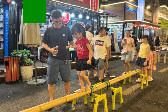 Nhiều phụ huynh dẫn con đến Ngày hội Sách và Văn hóa đêm. Ảnh: Khánh Linh.