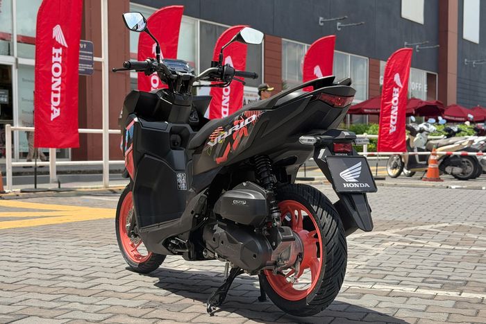 Đuôi xe vuốt nhọn về sau khá quen thuộc.