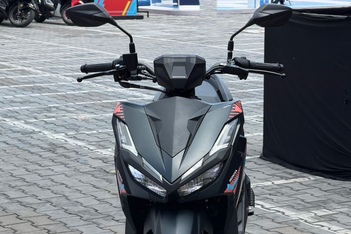 So với các mẫu Vario tiền nhiệm và phiên bản Đặc biệt mới, Vario 125 Street sở hữu phần đầu xe thể thao hơn với ghi đông trần, lấy cảm hứng từ các mẫu naked bike. Hệ thống chiếu sáng với đồ họa đèn định vị kiểu chữ V mới.