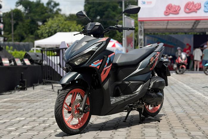 Honda Vario 125 thế hệ mới ra mắt tại Việt Nam với 2 phiên bản là Đặc Biệt và Street, giá lần lượt là 42,69 triệu và 43,69 triệu đồng. Trên ảnh là bản Street với thiết kế khác lạ.