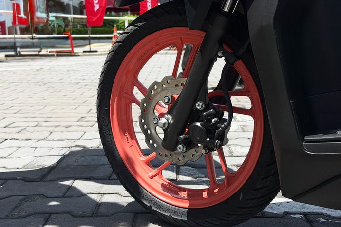Honda trang bị cho Vario 125 Street phanh đĩa trước dạng sóng, vành hợp kim. Ở lần nâng cấp này, Vario vẫn chưa được trang bị hệ thống chống bó cứng phanh ABS, phanh tay trái vẫn là công nghệ CBS.