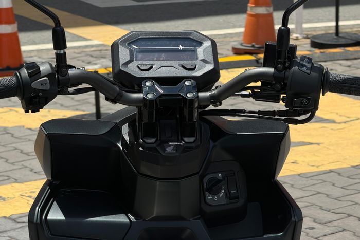 Có thể thấy phần ốp ở khu vực ghi đông của mẫu xe đã được tháo gỡ hoàn toàn. Theo Honda, thiết kế này giúp mang lại cho người dùng tư thế ngồi tự nhiên, thoải mái cùng cảm giác kết nối với xe.