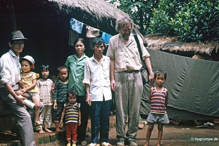  Hans-Peter Grumpe chụp cùng gia đình người hướng dẫn tham quan địa đạo Vịnh Mốc. 