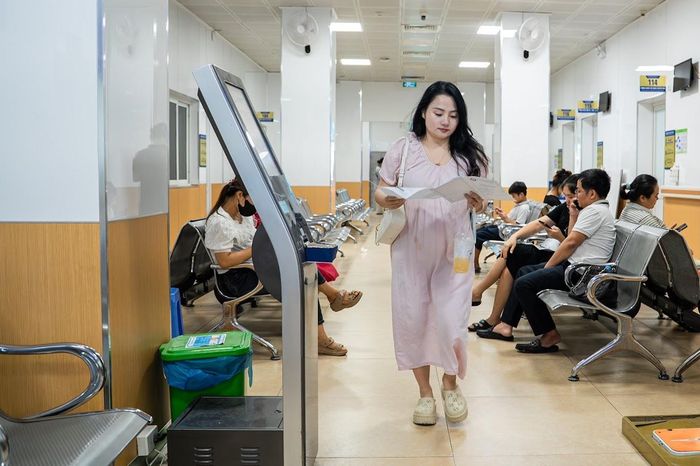 Rời phòng khám, chị Quỳnh Anh (38 tuổi) cầm tập phiếu chỉ định xét nghiệm, chậm rãi bước dọc hành lang để đến các phòng chức năng. Thỉnh thoảng, chị dừng lại đọc kỹ từng hạng mục bác sĩ yêu cầu, gương mặt không giấu được vẻ hồi hộp xen lẫn hy vọng. Chị hiện có hai con nhưng vẫn mong gia đình có thêm một thành viên. Sau hai tháng "thả" tự nhiên nhưng chưa có tin vui, chị chủ động đến bệnh viện khám để đánh giá sức khỏe sinh sản, chuẩn bị cho kế hoạch mang thai.
