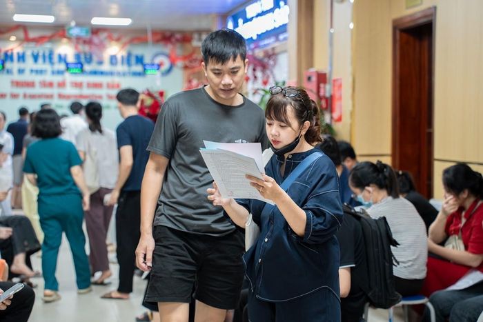 "Cơ cấu nguyên nhân gây vô sinh hiện nay gần như không thay đổi trong nhiều năm qua. Khoảng 40% trường hợp xuất phát từ người chồng, 40% từ người vợ và khoảng 20% còn lại chưa xác định được nguyên nhân. Điều đáng chú ý là ngày càng nhiều nam giới trẻ chủ động đi khám sức khỏe sinh sản trước hôn nhân. Không ít người chưa lập gia đình cũng tìm đến các cơ sở chuyên khoa để đánh giá khả năng sinh sản", bác sĩ Hà nói với Tri Thức - Znews.