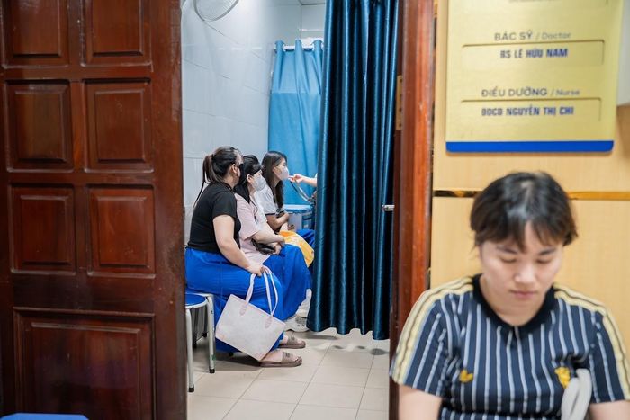 Theo bác sĩ Vương Vũ Việt Hà, một quan niệm phổ biến hiện nay là chỉ những cặp vợ chồng hiếm muộn hoặc có tiền sử bệnh lý mới cần khám và sàng lọc di truyền trước khi mang thai. Tuy nhiên, nhận định này chưa chính xác. Thực tế, ngay cả những cặp đôi hoàn toàn khỏe mạnh vẫn có nguy cơ sinh con mắc bệnh di truyền nếu cả hai cùng mang gene bệnh nhưng không hề hay biết.