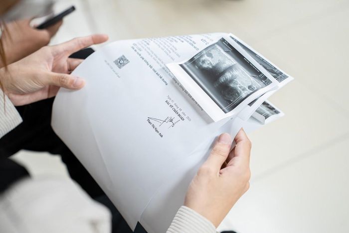 "Một tín hiệu tích cực là cùng với sự phát triển của công nghệ, chi phí sàng lọc di truyền đã giảm đáng kể. Nếu trước đây, một cặp đôi có thể phải chi khoảng 20-30 triệu đồng cho các xét nghiệm cần thiết, hiện nhiều gói sàng lọc có mức giá dưới 10 triệu đồng", vị chuyên gia cho hay.