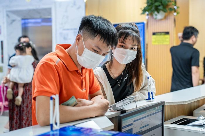 Ngoài khám sức khỏe trước hôn nhân, các chuyên gia khuyến nghị người trẻ duy trì lối sống lành mạnh, ngủ đủ giấc, hạn chế rượu bia, tránh thuốc lá và các chất kích thích. Khi có dấu hiệu bất thường về sức khỏe sinh sản, cần chủ động đi khám sớm để được phát hiện và điều trị kịp thời, tránh bỏ lỡ "thời điểm vàng" cho việc sinh con.